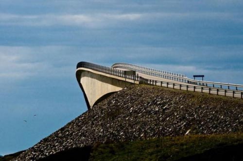 Заброшенный Мост в Никуда: Загадочная История Норвежской Стройки